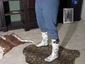 pissen in jeans und gummistiefel