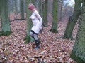 Nackt Pissen an Baum