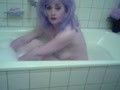mit gelem Dildo in der Badewanne